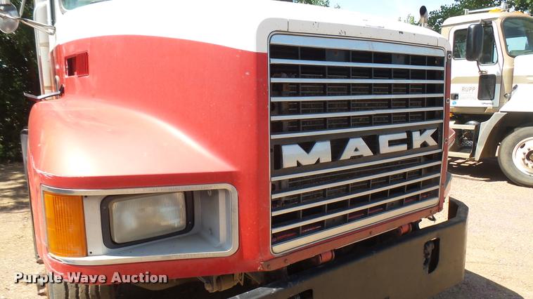 image for item DB3259 1999 Mack CH613 semi truck