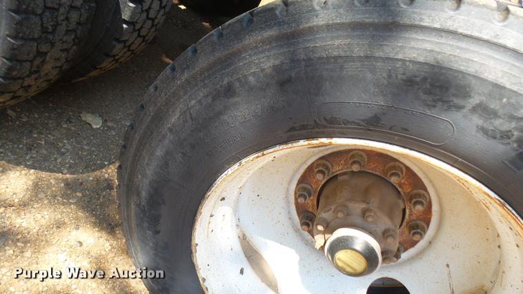 image for item DB3259 1999 Mack CH613 semi truck