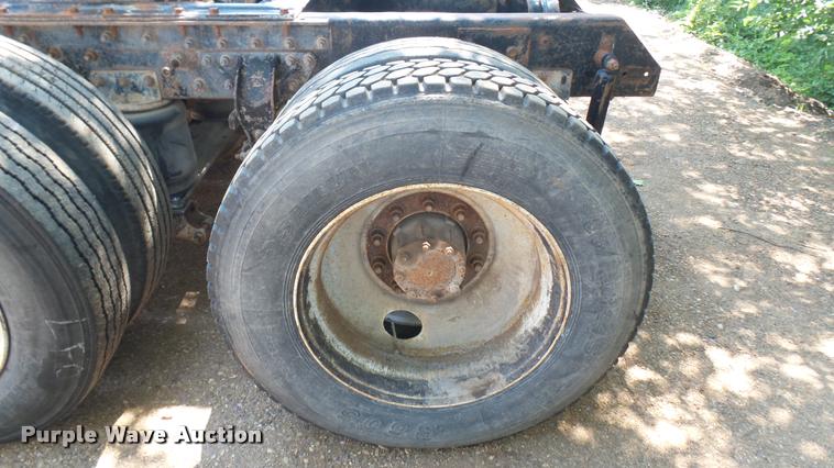 image for item DB3259 1999 Mack CH613 semi truck