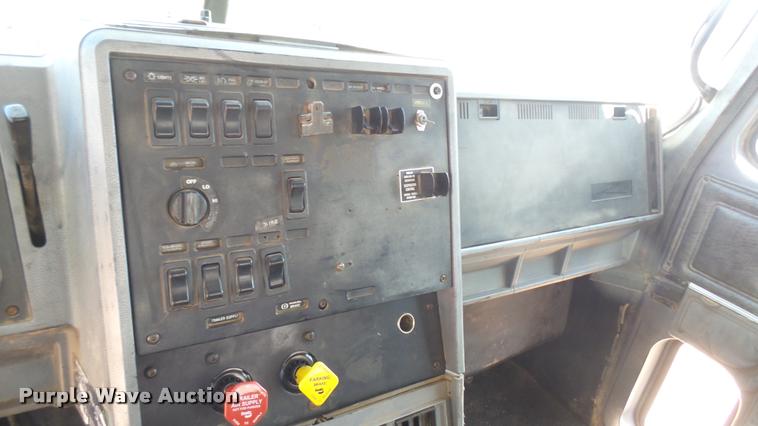 image for item DB3260 1995 Mack CH613 semi truck