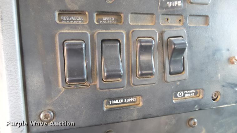 image for item DB3260 1995 Mack CH613 semi truck