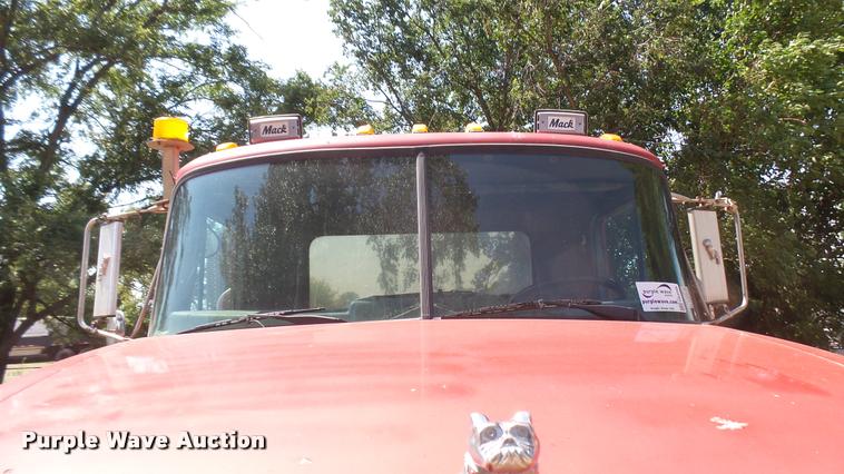 image for item DB3260 1995 Mack CH613 semi truck