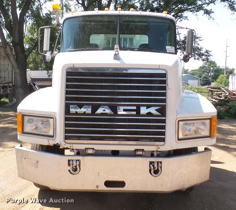 image for item DB3261 1995 Mack CH613 semi truck