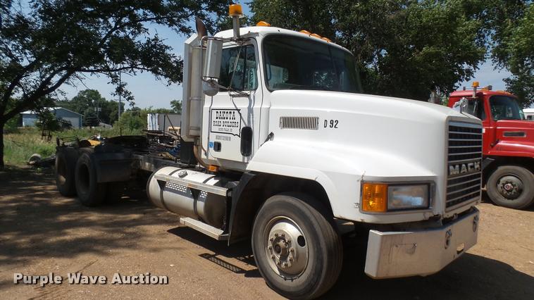 image for item DB3261 1995 Mack CH613 semi truck