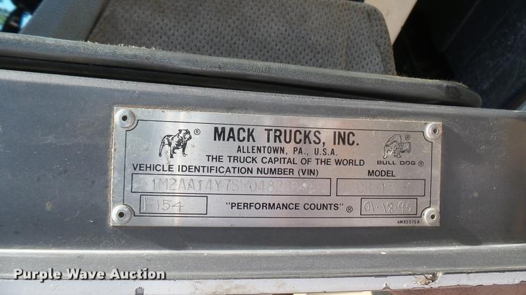 image for item DB3261 1995 Mack CH613 semi truck
