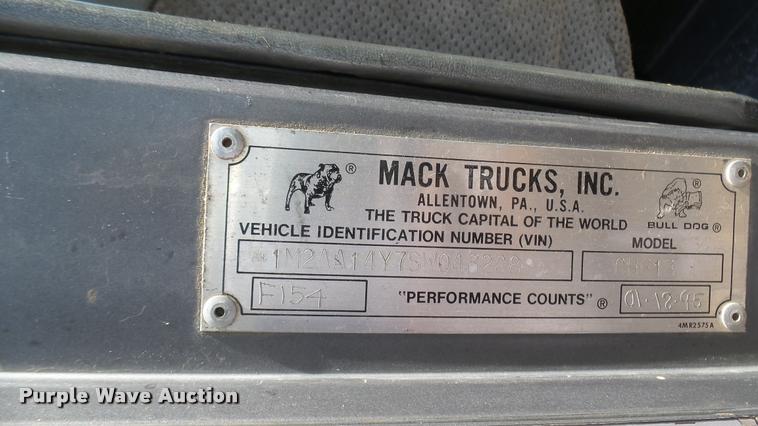 image for item DB3261 1995 Mack CH613 semi truck