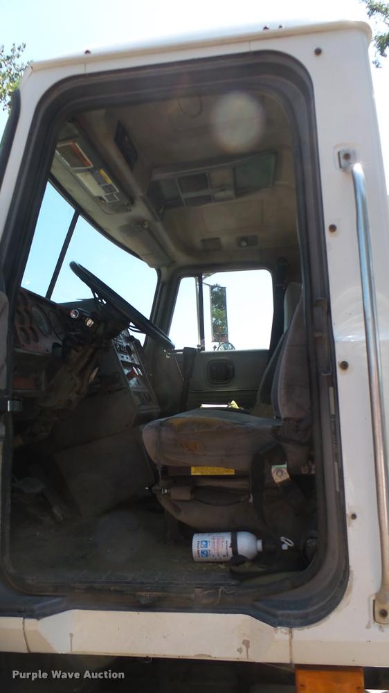 image for item DB3261 1995 Mack CH613 semi truck