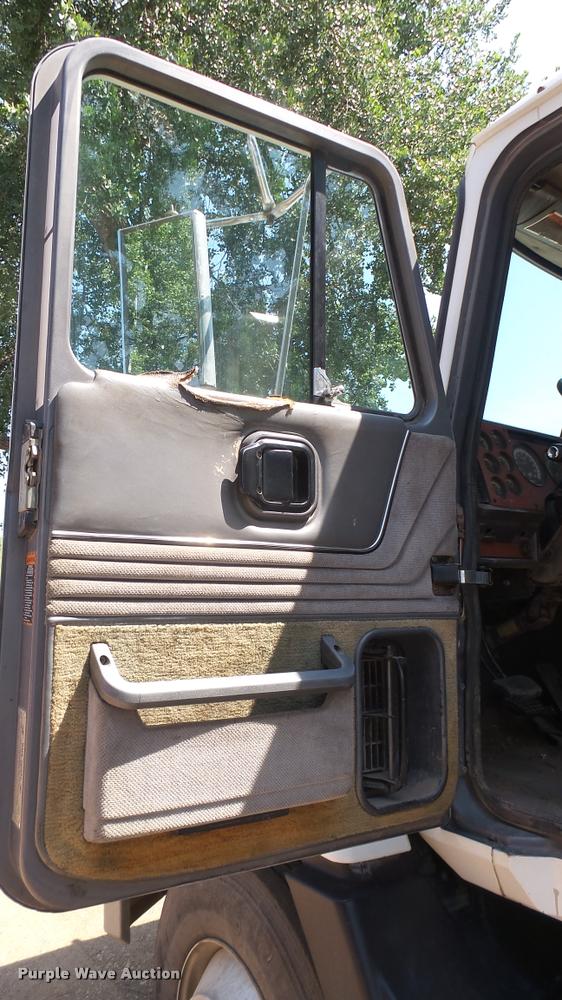 image for item DB3261 1995 Mack CH613 semi truck