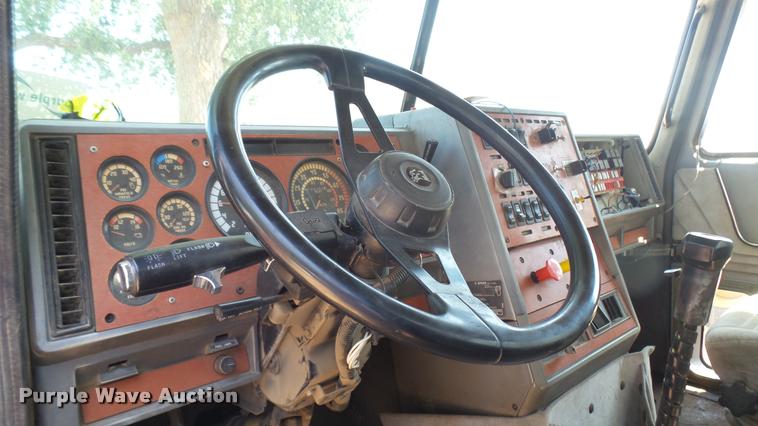 image for item DB3261 1995 Mack CH613 semi truck