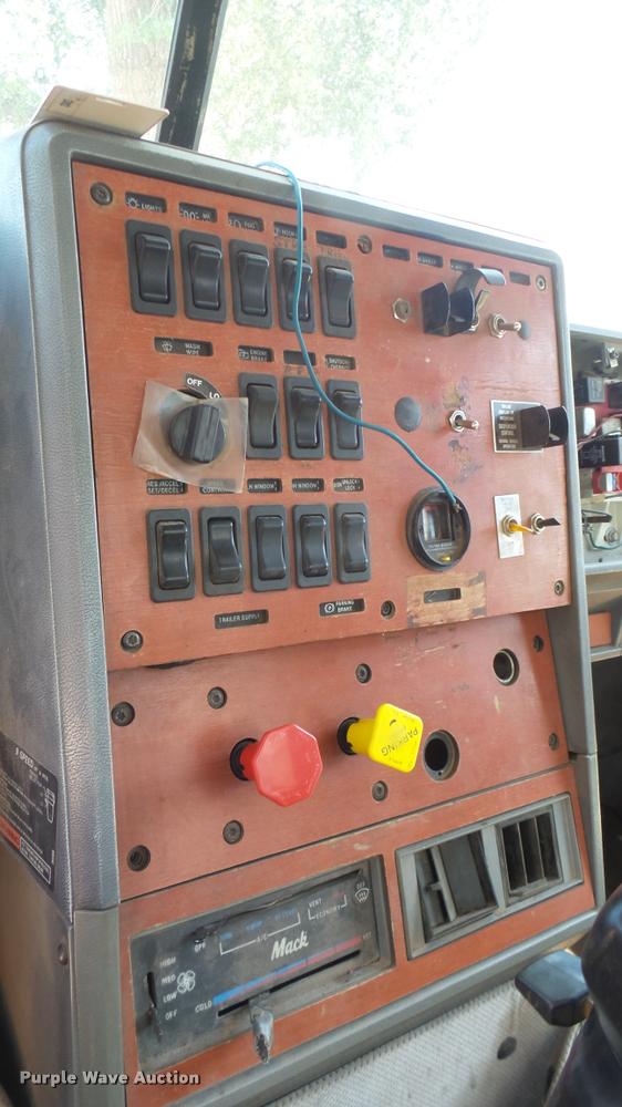 image for item DB3261 1995 Mack CH613 semi truck