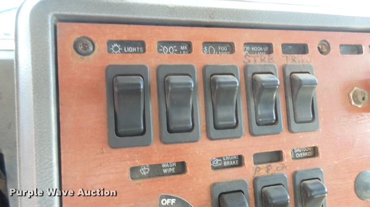 image for item DB3261 1995 Mack CH613 semi truck