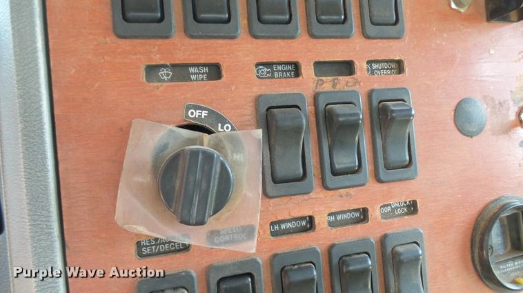 image for item DB3261 1995 Mack CH613 semi truck