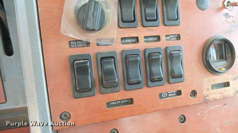 image for item DB3261 1995 Mack CH613 semi truck