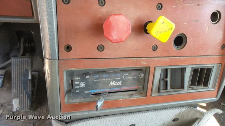 image for item DB3261 1995 Mack CH613 semi truck