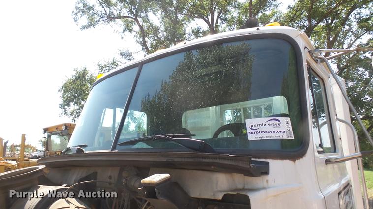 image for item DB3261 1995 Mack CH613 semi truck