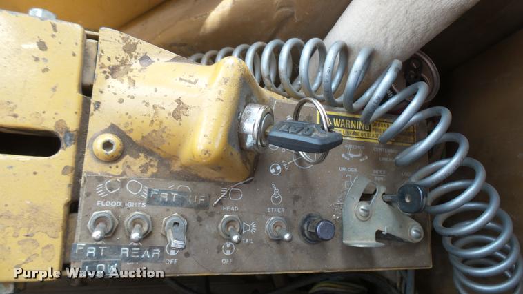 image for item DB3264 1994 Caterpillar 140G motor grader