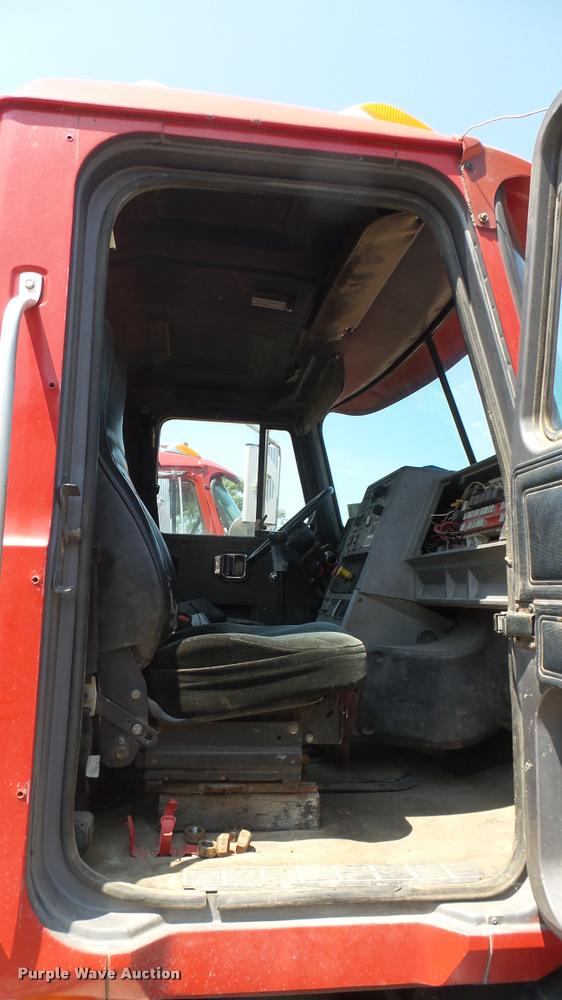 image for item DB3285 1995 Mack CH613 semi truck