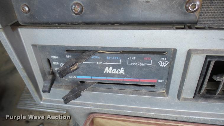 image for item DB3285 1995 Mack CH613 semi truck