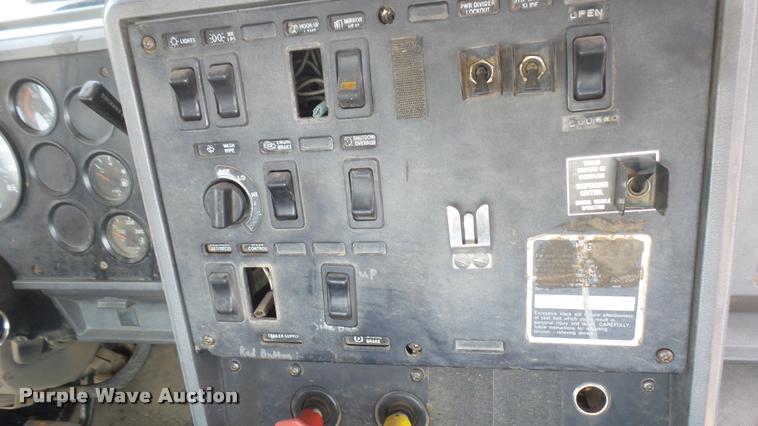 image for item DB3285 1995 Mack CH613 semi truck