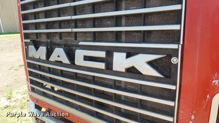 image for item DB3285 1995 Mack CH613 semi truck