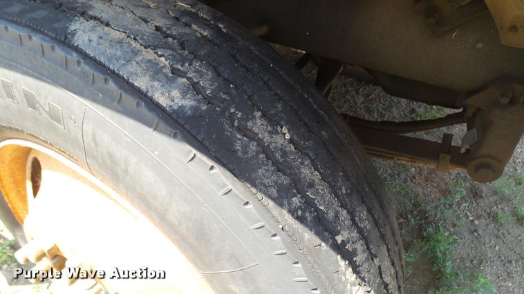 image for item DB3285 1995 Mack CH613 semi truck