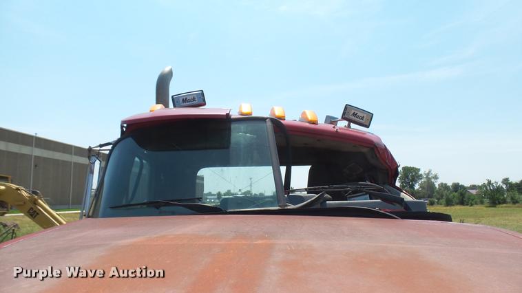 image for item DB3286 1994 Mack CH613 semi truck