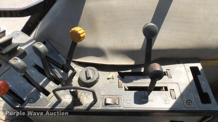 image for item DB3293 1996 International 5230A MFWD tractor