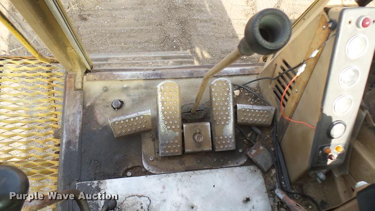 image for item DB3307 1990 Caterpillar 235C excavator