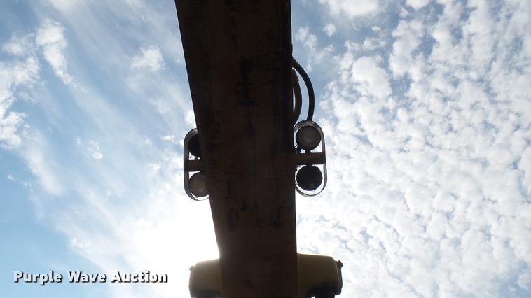 image for item DB3307 1990 Caterpillar 235C excavator