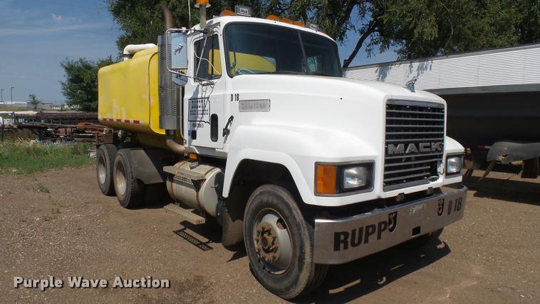 image for item DB3318 1994 Mack CH613 tank truck