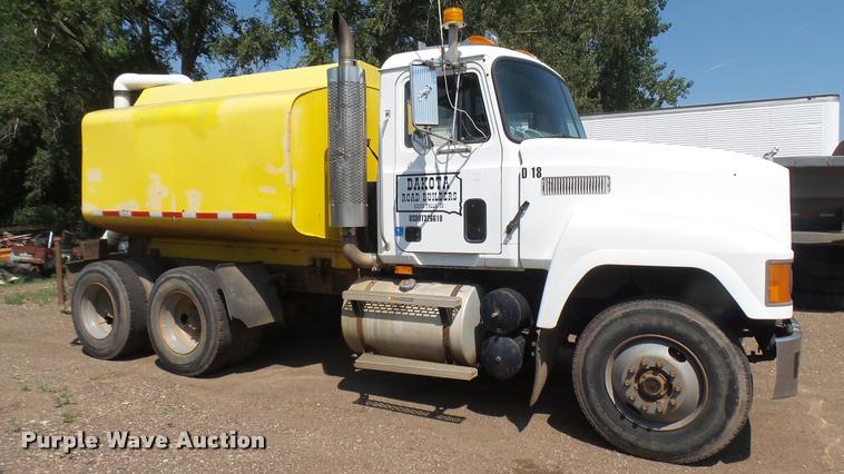 image for item DB3318 1994 Mack CH613 tank truck
