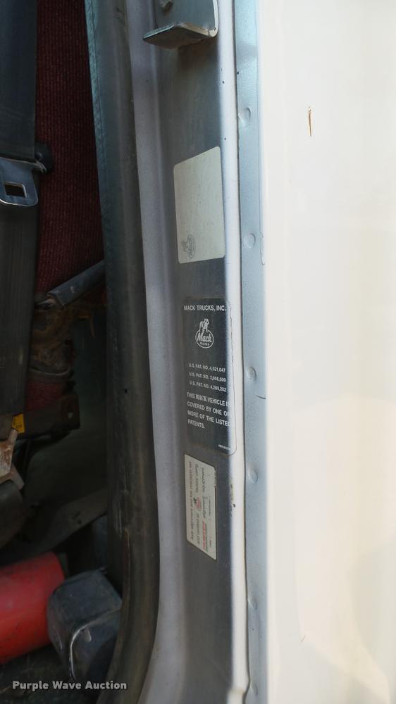 image for item DB3318 1994 Mack CH613 tank truck