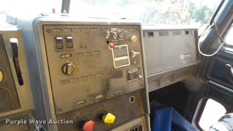 image for item DB3318 1994 Mack CH613 tank truck