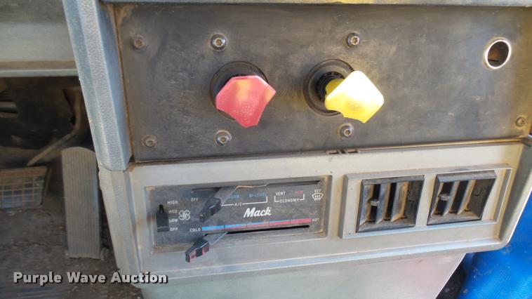 image for item DB3318 1994 Mack CH613 tank truck