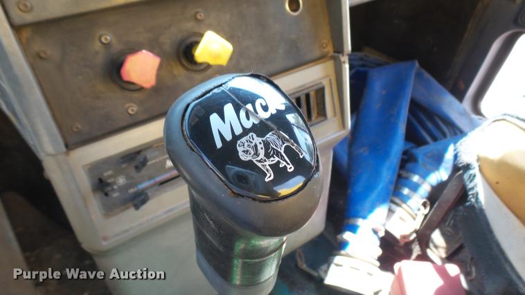 image for item DB3318 1994 Mack CH613 tank truck