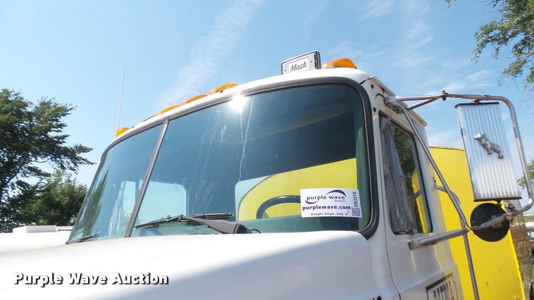 image for item DB3318 1994 Mack CH613 tank truck