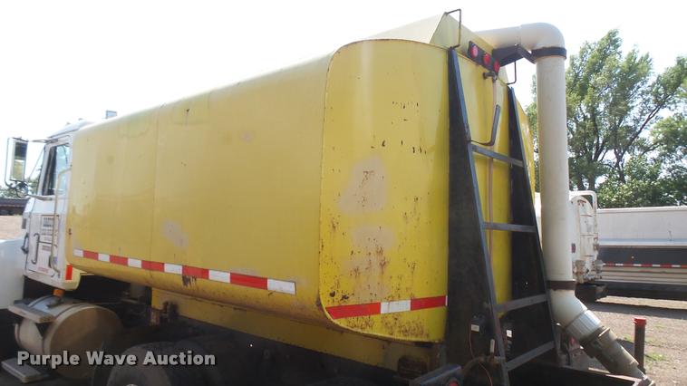 image for item DB3318 1994 Mack CH613 tank truck