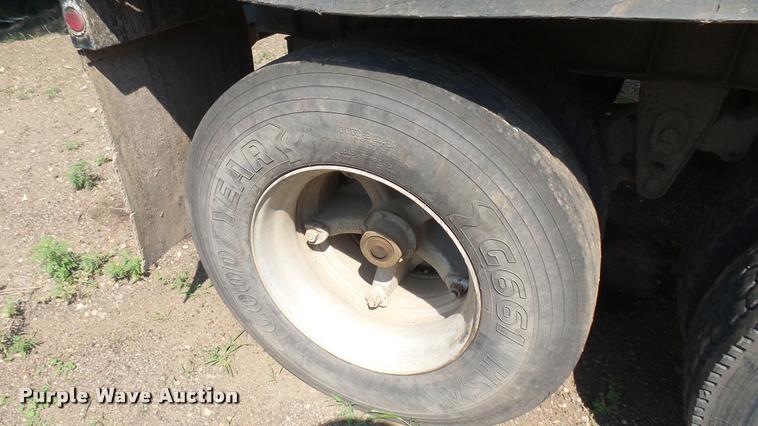 image for item DB3319 1997 Smithco SC2002 side dump trailer