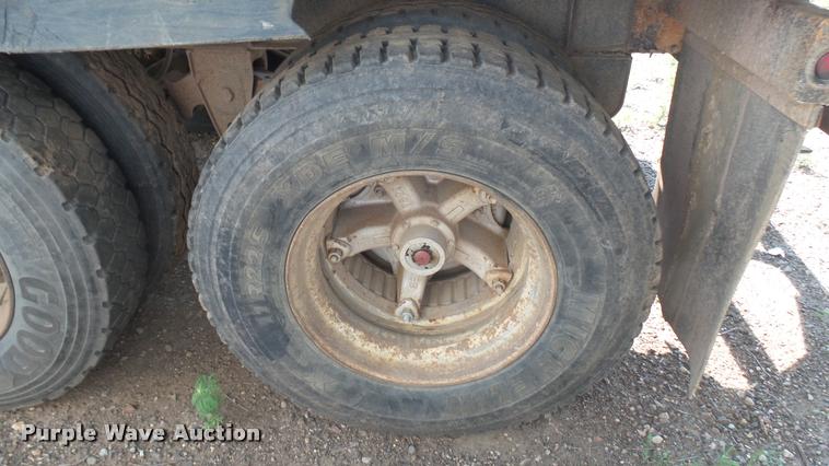 image for item DB3319 1997 Smithco SC2002 side dump trailer