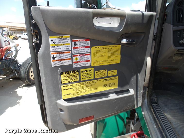 image for item DB4077 2015 Peterbilt 365 ready mix truck