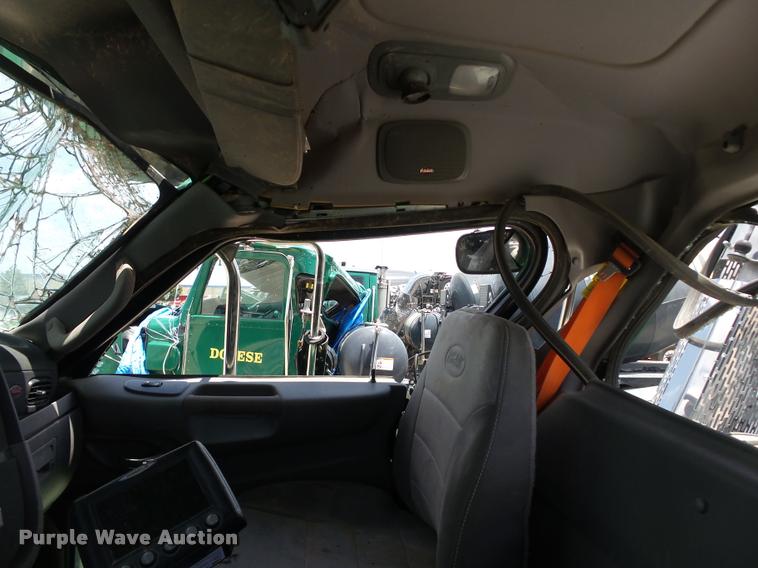 image for item DB4077 2015 Peterbilt 365 ready mix truck