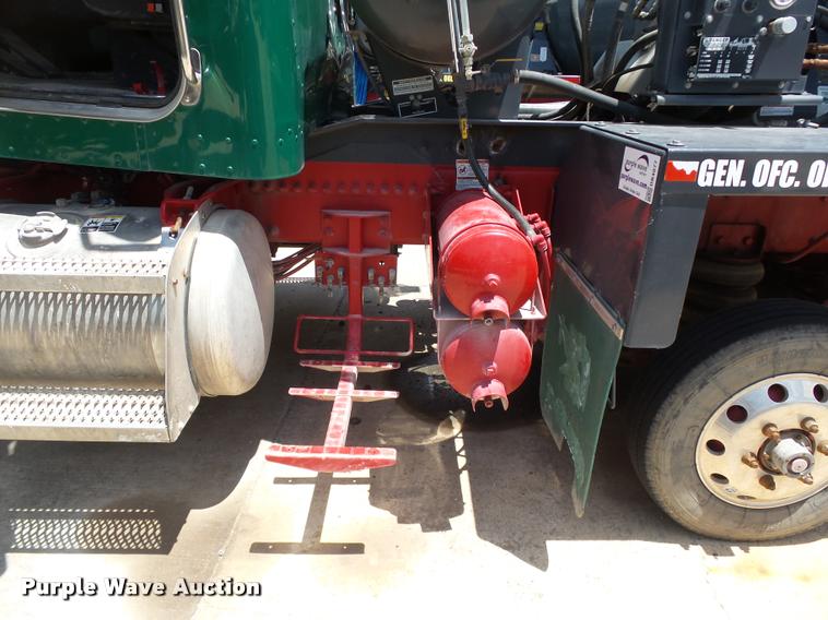 image for item DB4077 2015 Peterbilt 365 ready mix truck