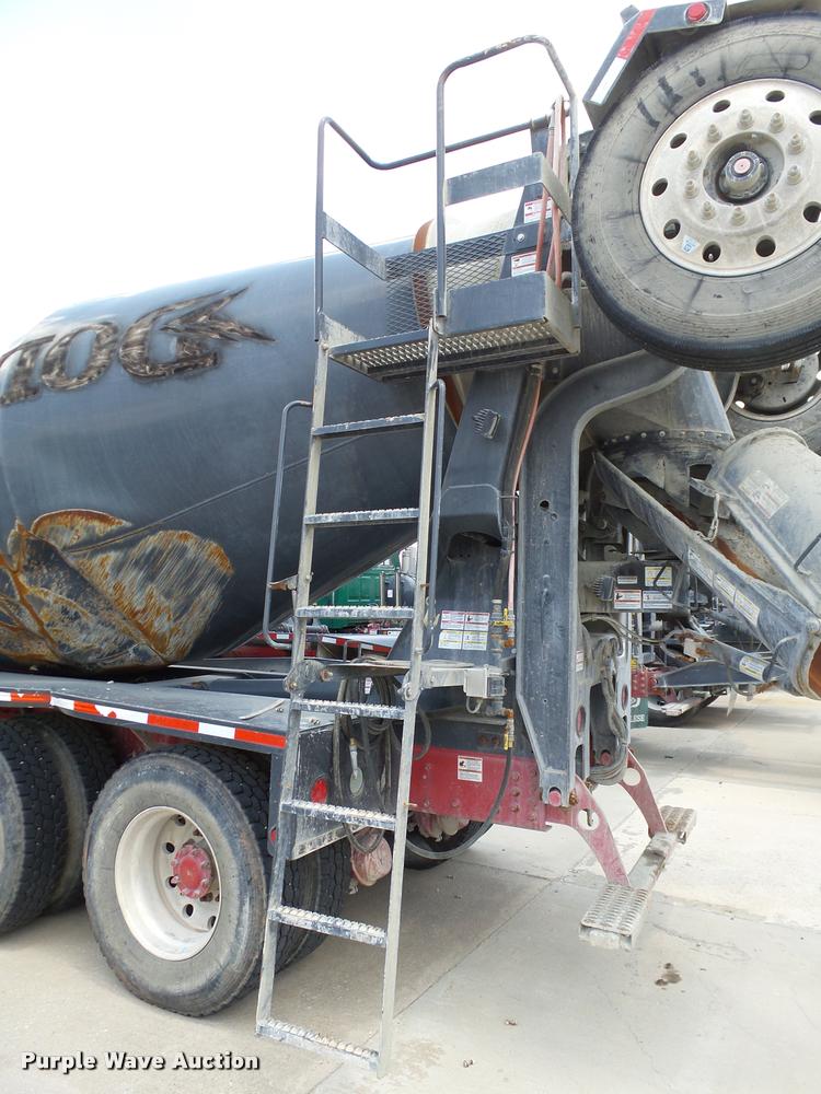 image for item DB4077 2015 Peterbilt 365 ready mix truck