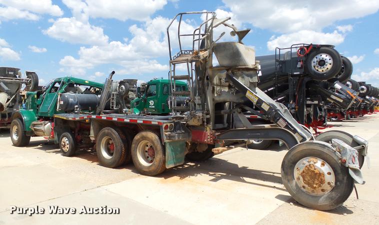 image for item DB4078 2013 Peterbilt 365 ready mix truck