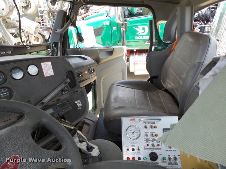 image for item DB4078 2013 Peterbilt 365 ready mix truck