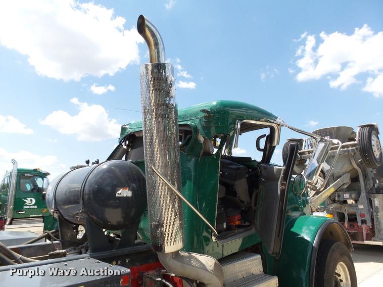 image for item DB4078 2013 Peterbilt 365 ready mix truck