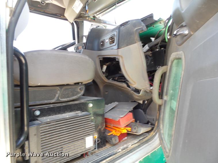 image for item DB4078 2013 Peterbilt 365 ready mix truck