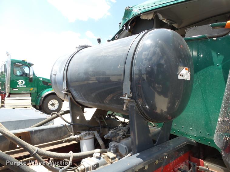 image for item DB4078 2013 Peterbilt 365 ready mix truck