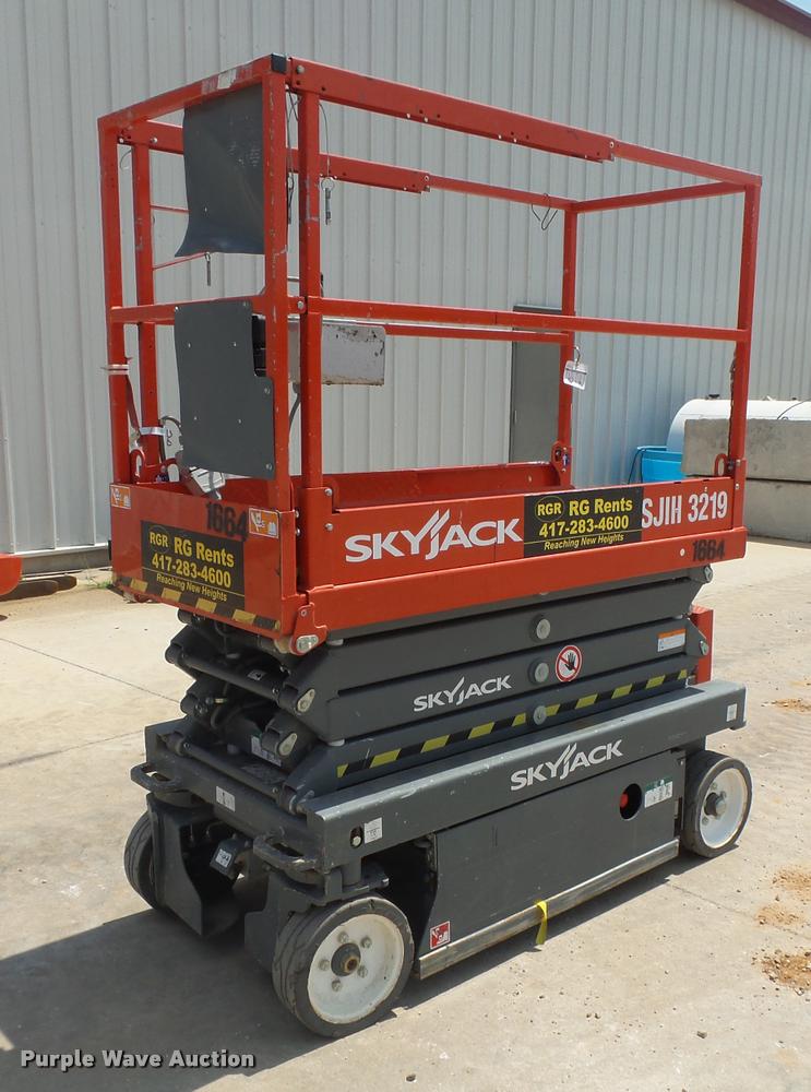 image for item DB7432 2015 Sky Jack SJIII 3219 scissor lift