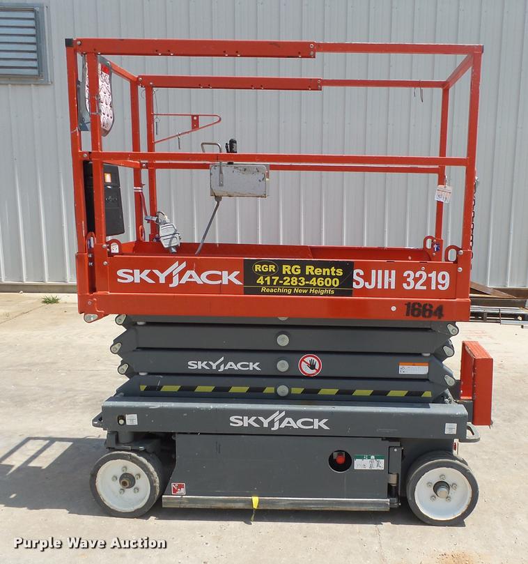 image for item DB7432 2015 Sky Jack SJIII 3219 scissor lift